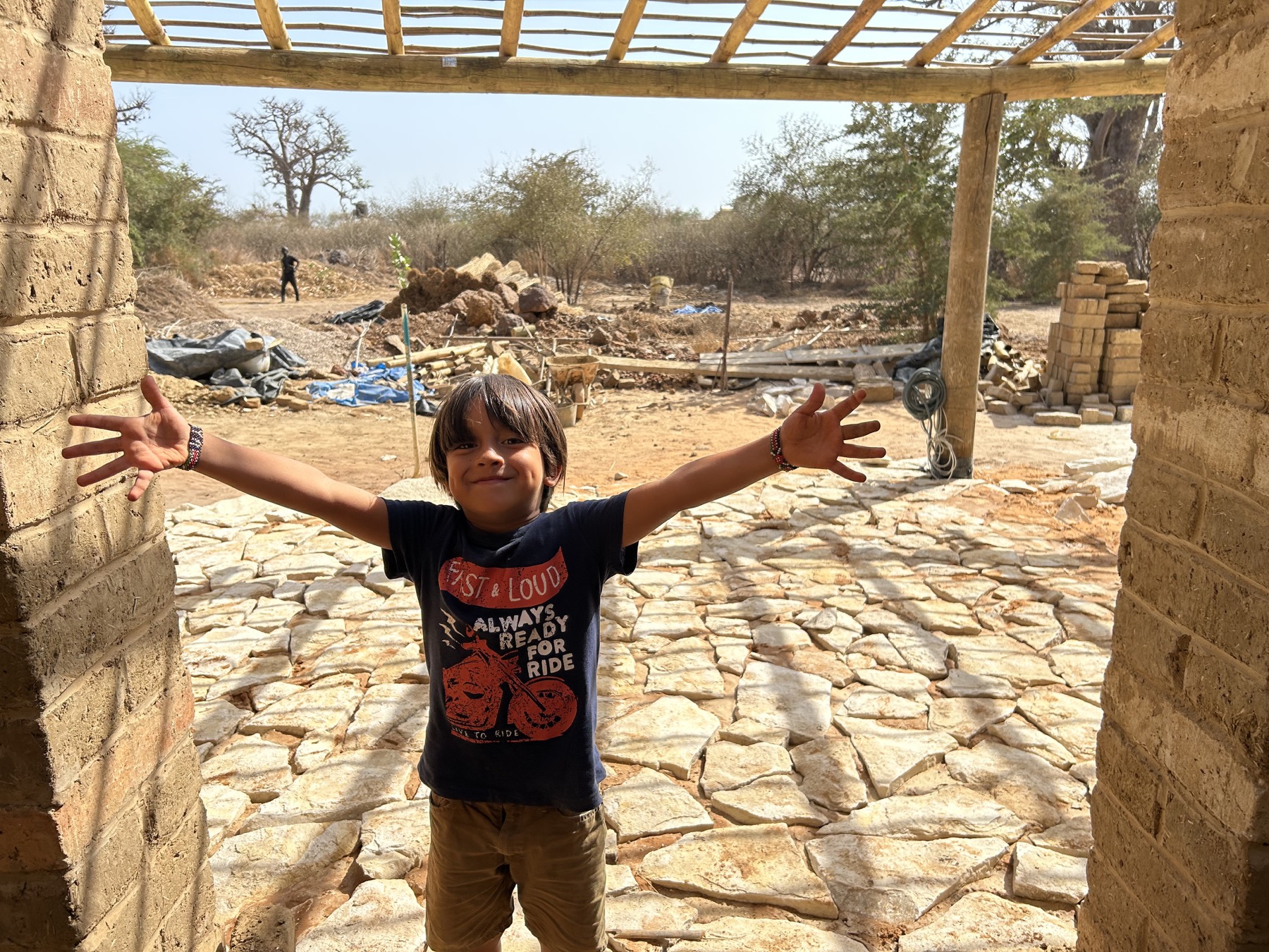 Un enfant sur la terrasse en pierre